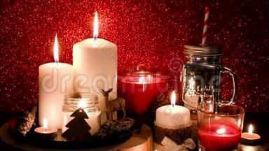 圣诞节和新年装饰。 模糊的博克假日背景。 红色的蜡烛在旁边闪烁。 梅森·贾，坎蒂·凯斯。